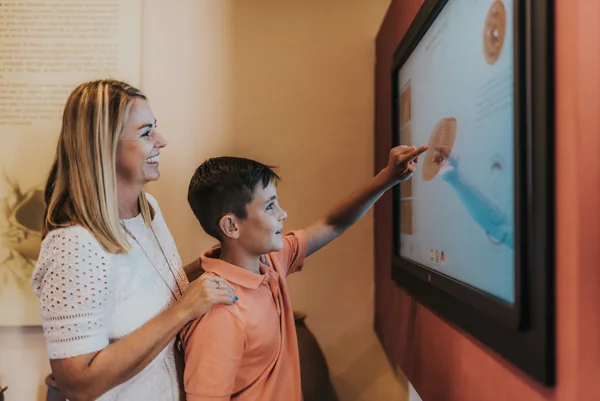 Visitors exploring the Casa de El Capit&aacute;n History Museum